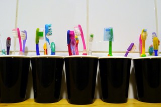 Чистить зубы пастой с добавками фтора могут даже годовалые дети