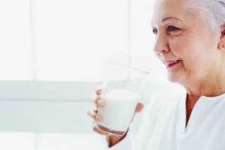 Молоко затормаживает развитие артрита и успокаивает боль